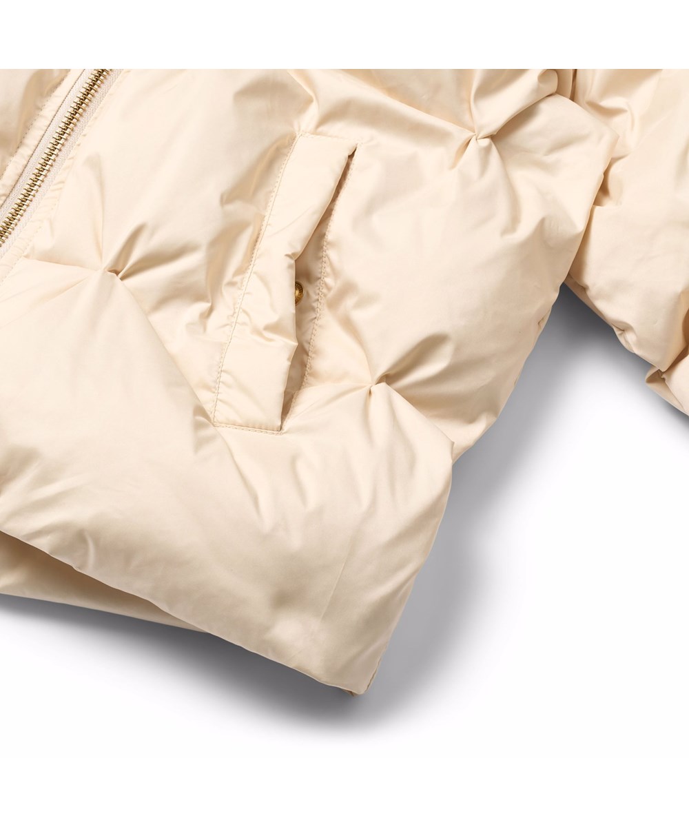 Helsa - Vanilla - Water-repellent off-white jacket for children made of recycled polyester with puffer effect and front pockets.