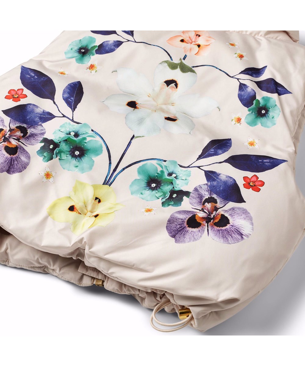 Hester - Symmetric Bloom - Powder-coloured quilted vest for children in recycled polyester with a lovely floral print on the back.