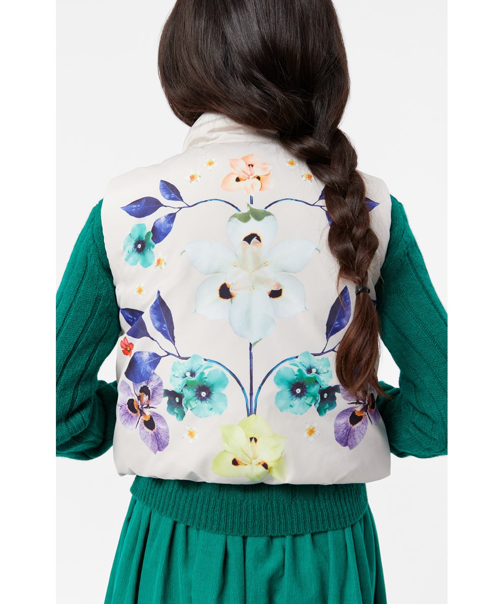 Hester - Symmetric Bloom - Powder-coloured quilted vest for children in recycled polyester with a lovely floral print on the back.