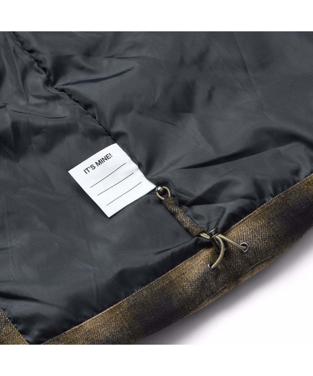 Hilo - Bark Check - Warm and functional jacket for children in recycled polyester with practical zip closure, high collar, and detachable hood.