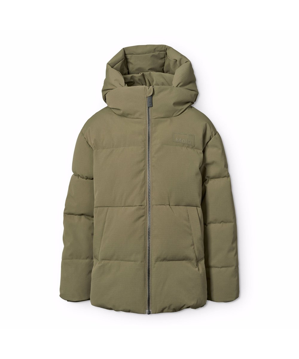 Hilo - Bark Green - Warm and functional dark green jacket for children in recycled polyester with practical zip closure, high collar, and detachable hood.