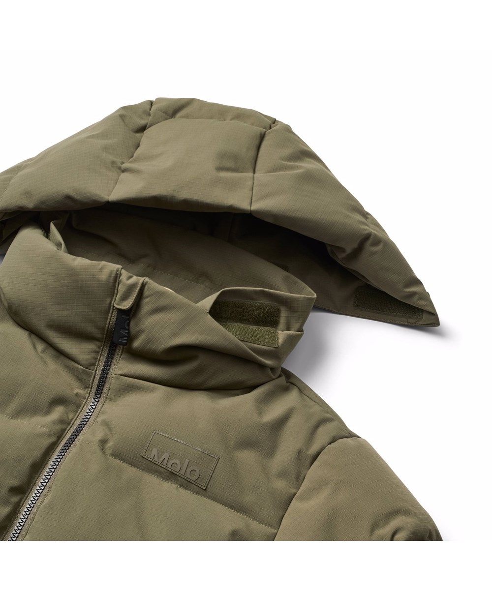 Hilo - Bark Green - Warm and functional dark green jacket for children in recycled polyester with practical zip closure, high collar, and detachable hood.