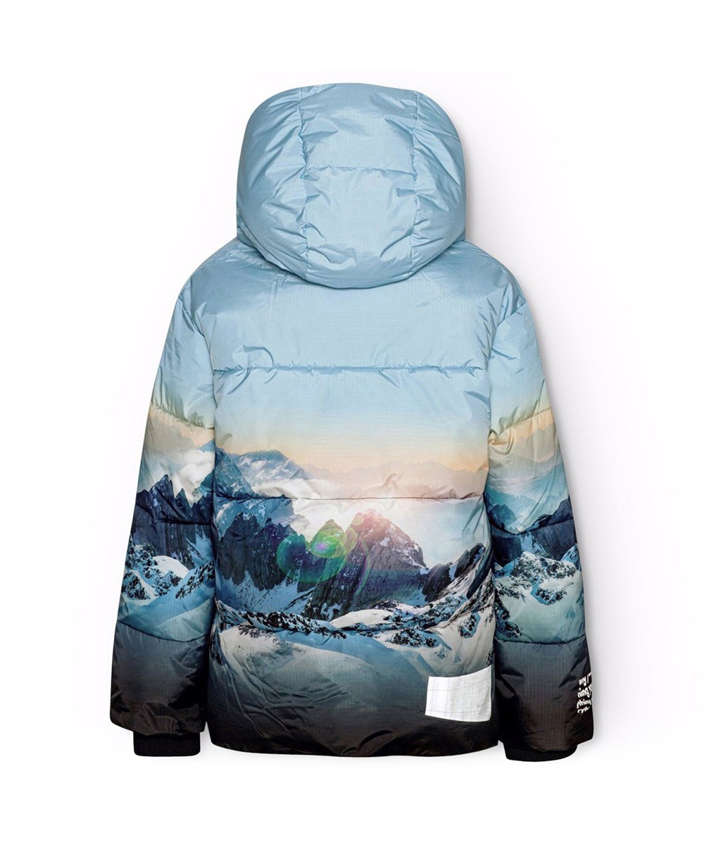 Hilo - High In Sky - Warm puffer jacket for children in recycled polyester with a print of snow-covered Alps with sun rays and a clear blue sky.