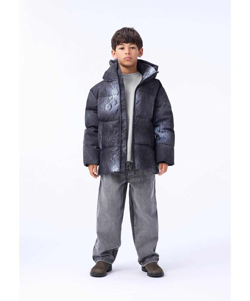 Hilo - Moon - Warm and functional jacket for children in recycled polyester with practical zip closure, high collar, and detachable hood.