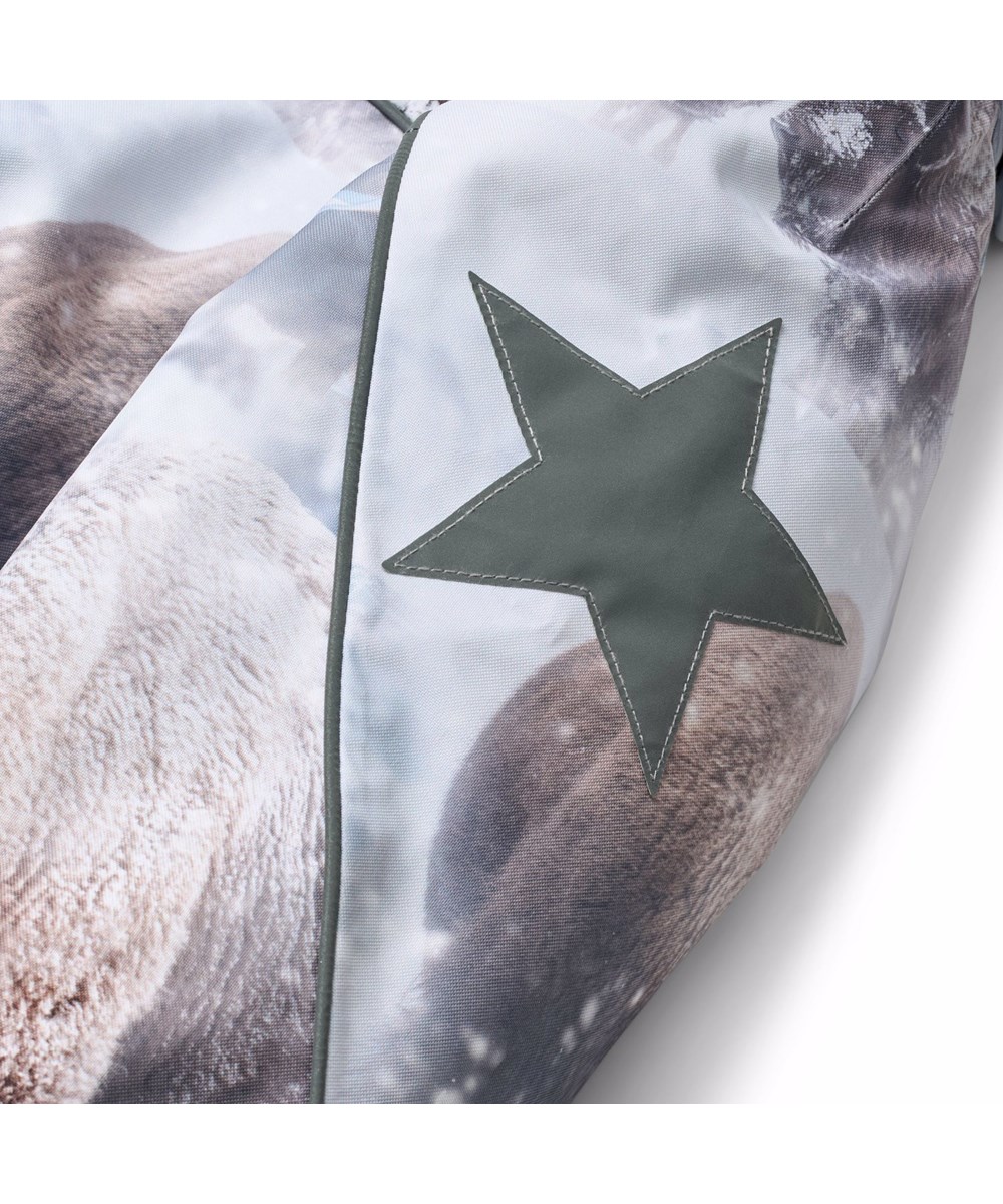 Hopla Fur - Bison - Wind and waterproof winter jacket for children made of recycled polyester with a print of bisons in a snow landscape and lined with 3M™ Thinsulate™.