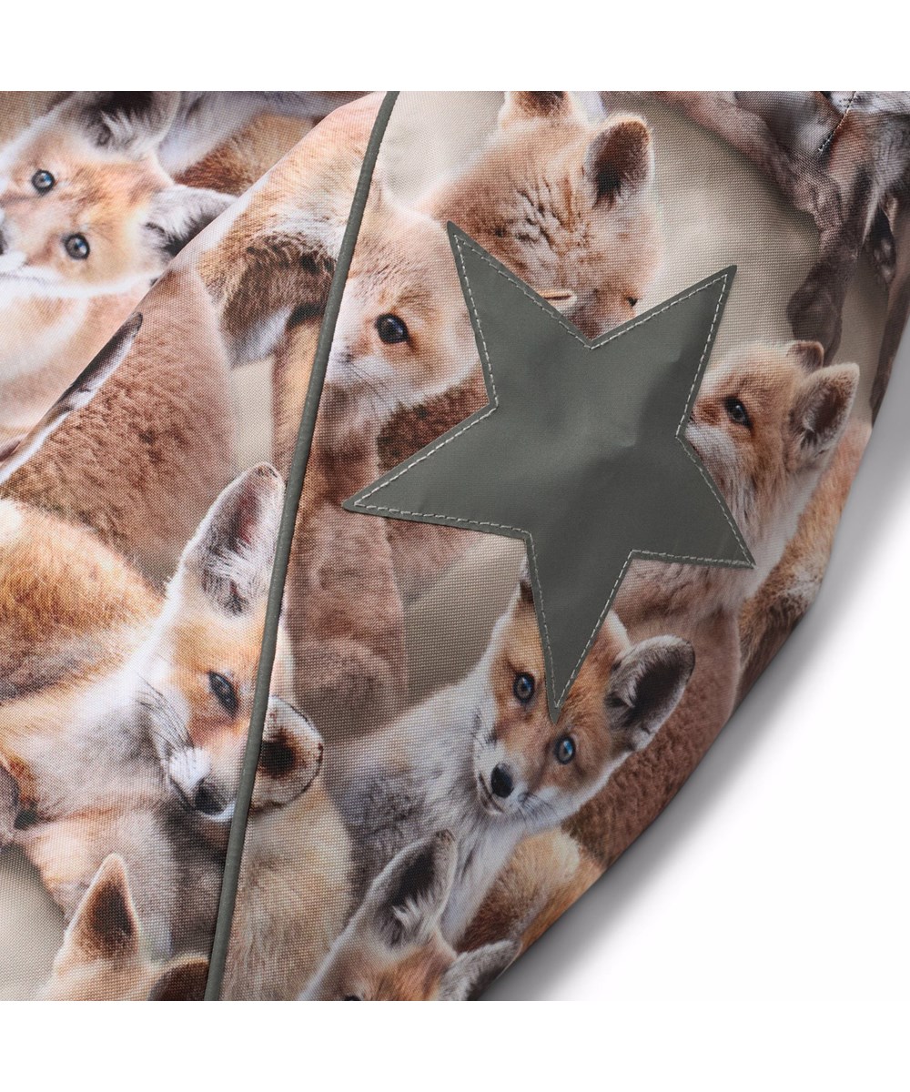 Hopla Fur - Playing Foxes - Wind and waterproof winter jacket for children made of recycled polyester with a print of playful fox cubs in brown shades and lined with 3M™ Thinsulate™.