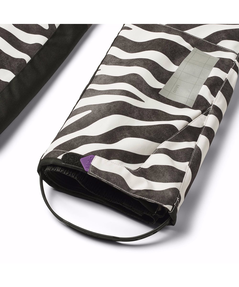 Jump Pro - Zebra - Wind- and waterproof children's trousers in recycled polyester with black and white zebra stripes.