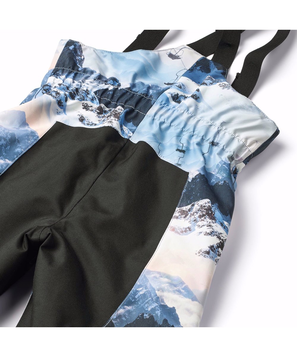 Play Pro - Mountain High - Wind- and waterproof children's trousers in recycled polyester with a winter landscape print in shades of blue.