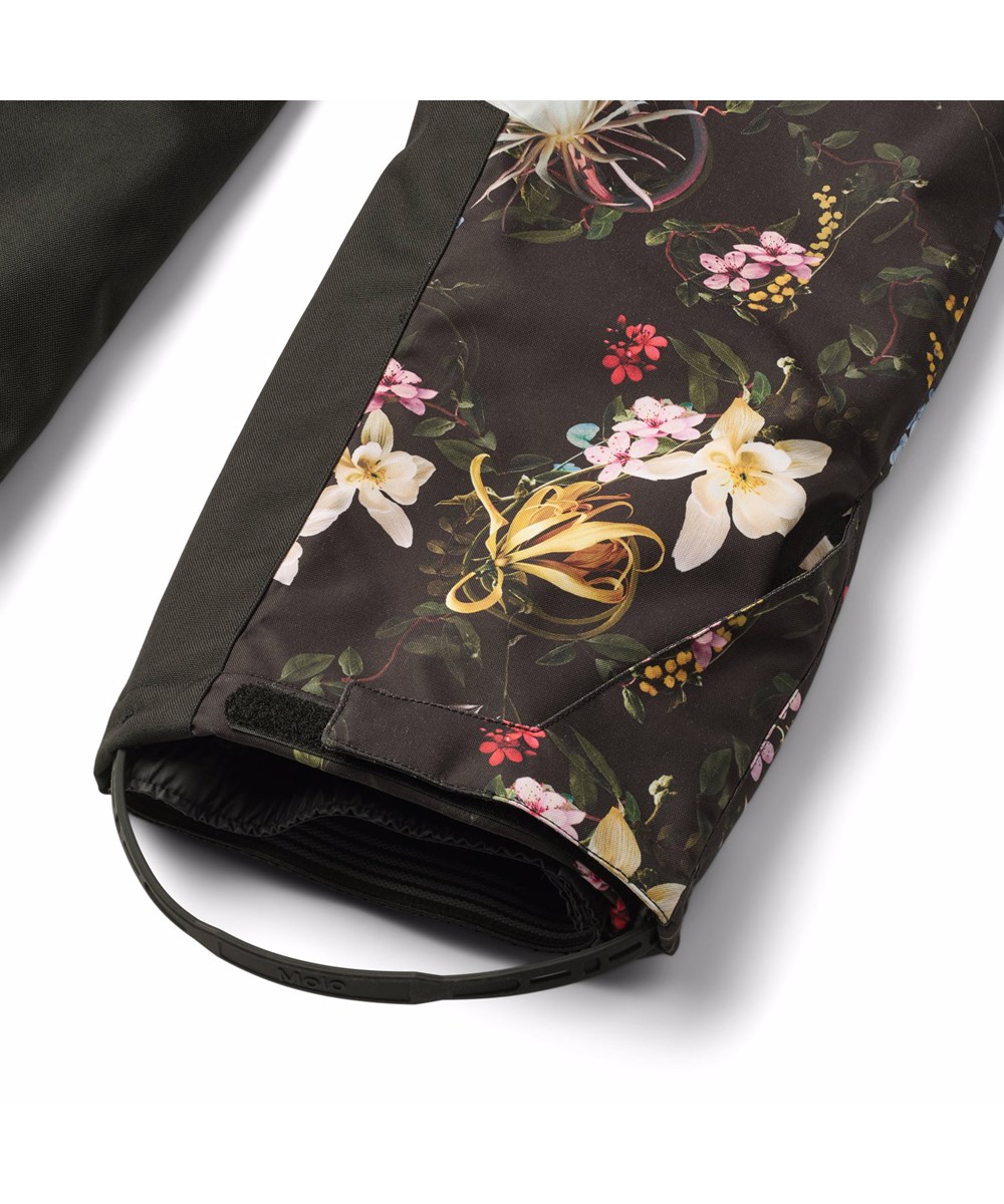 Play Pro - Paisley Flowers - Black wind and waterproof ski pants for children made of recycled polyester with a print of colourful flowers. The ski pants have adjustable braces and are padded with 3M™ Thinsulate™.