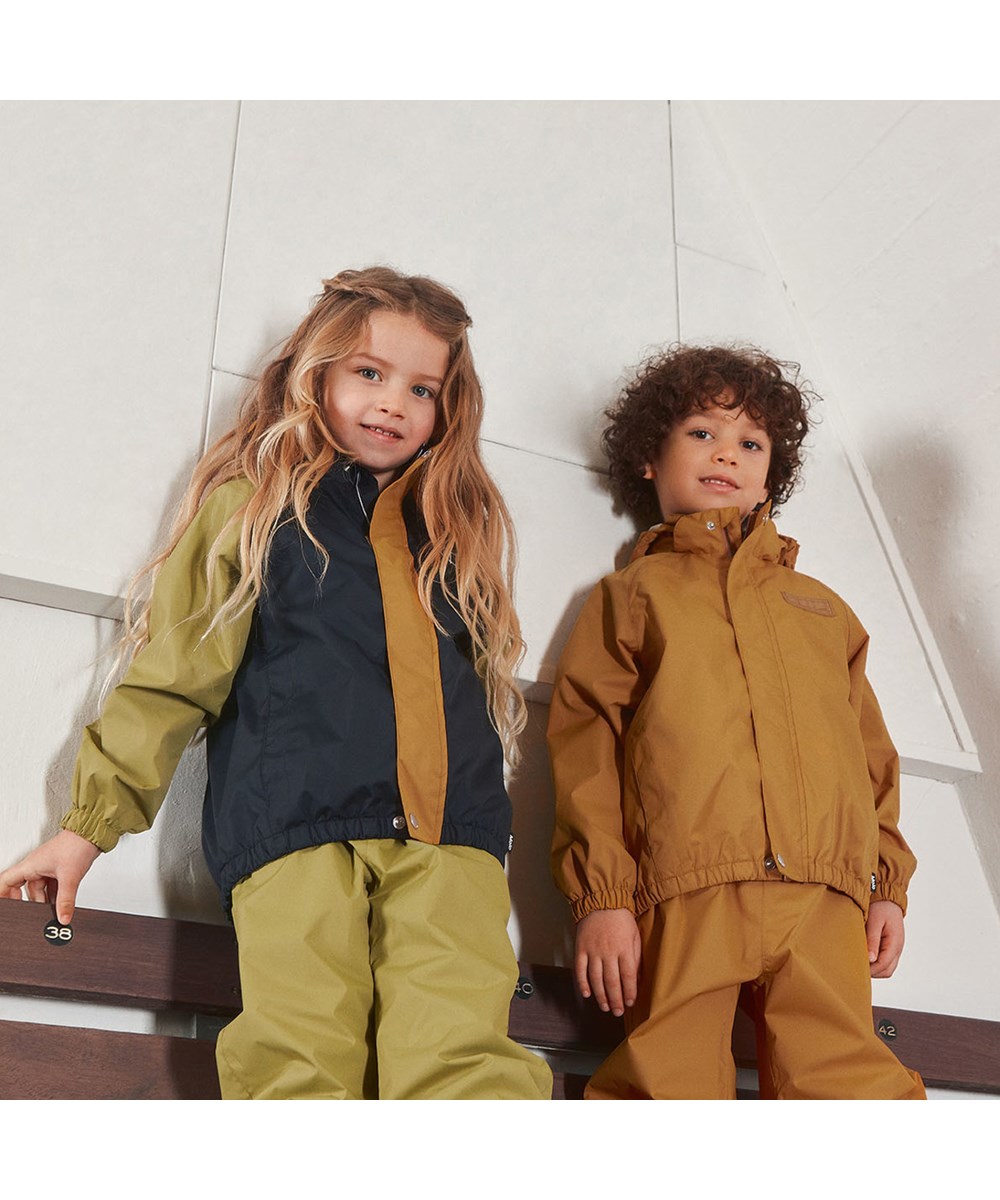 Waits - Cedar - Lightweight and breathable rain trousers in moss green