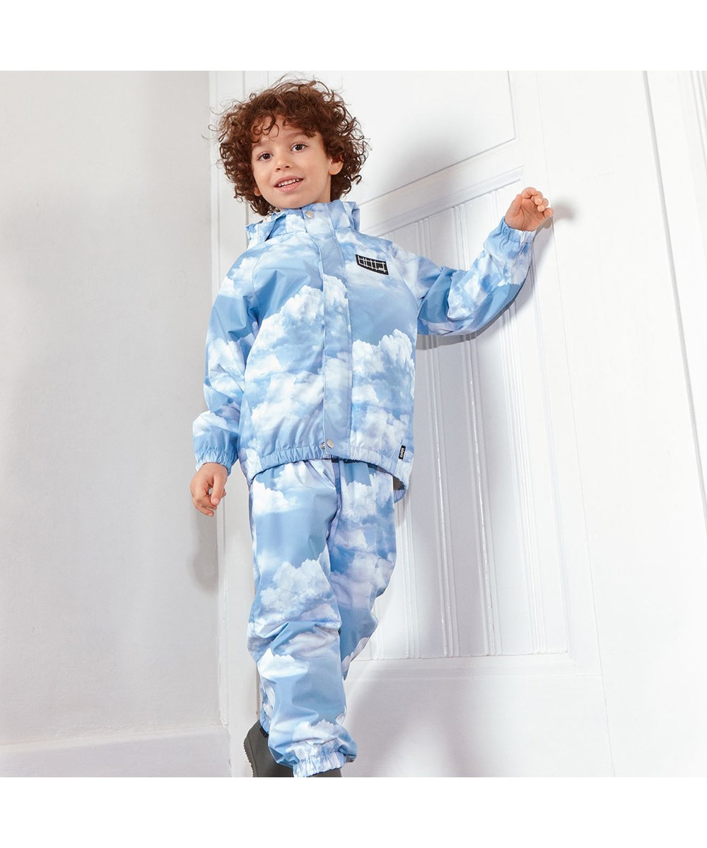 Waits - Cloudy Day - Lightweight and breathable rain trousers in light blue sky print