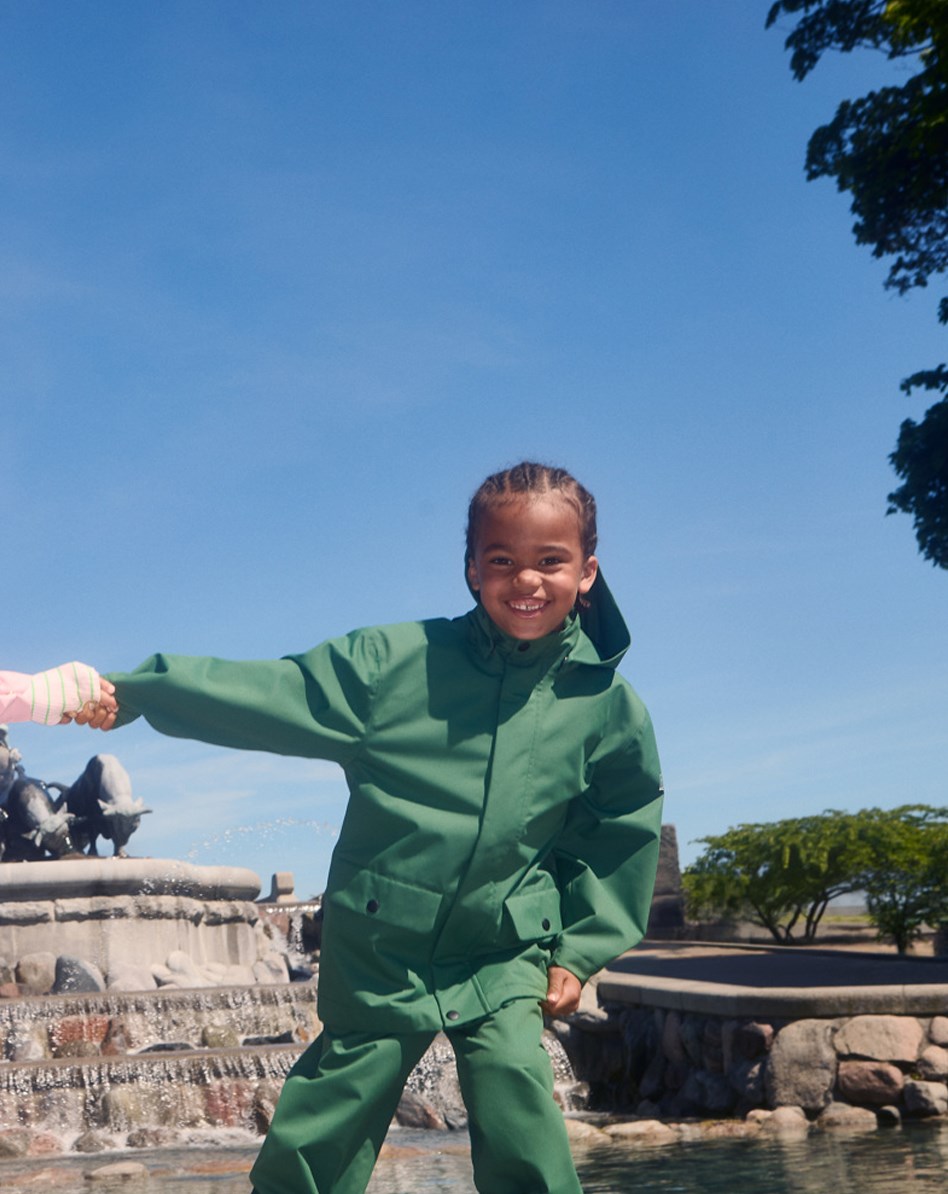 Waits - Rubber Tree - Green wind and waterproof rain trousers for children in durable and recycled polyester.