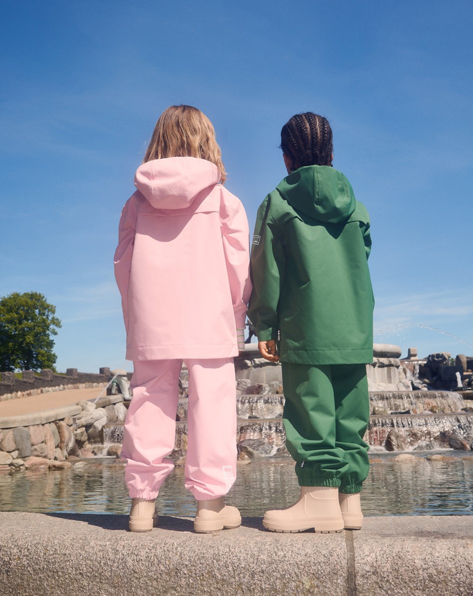 Waits - Rubber Tree - Green wind and waterproof rain trousers for children in durable and recycled polyester.