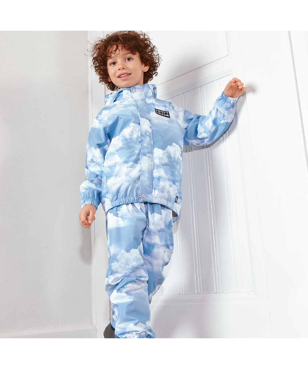 Whalley - Cloudy Day - Lightweight and breathable rainwear set in light blue sky print