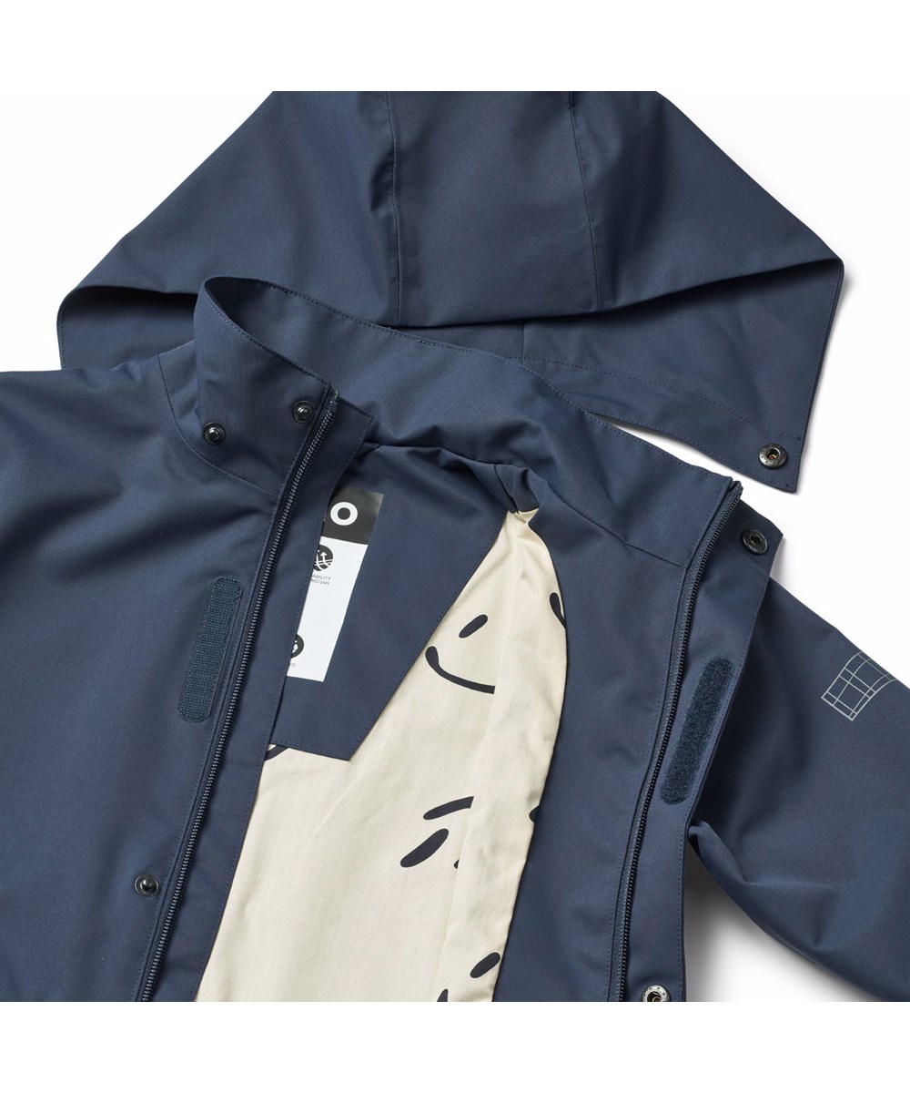 Windy - Mood Blue - Dark blue wind- and waterproof raincoat for children in recycled polyester with a detachable hood.