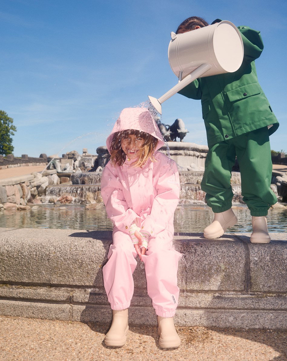 Windy - Rosequartz - Pink wind- and waterproof raincoat for children in recycled polyester with a detachable hood.