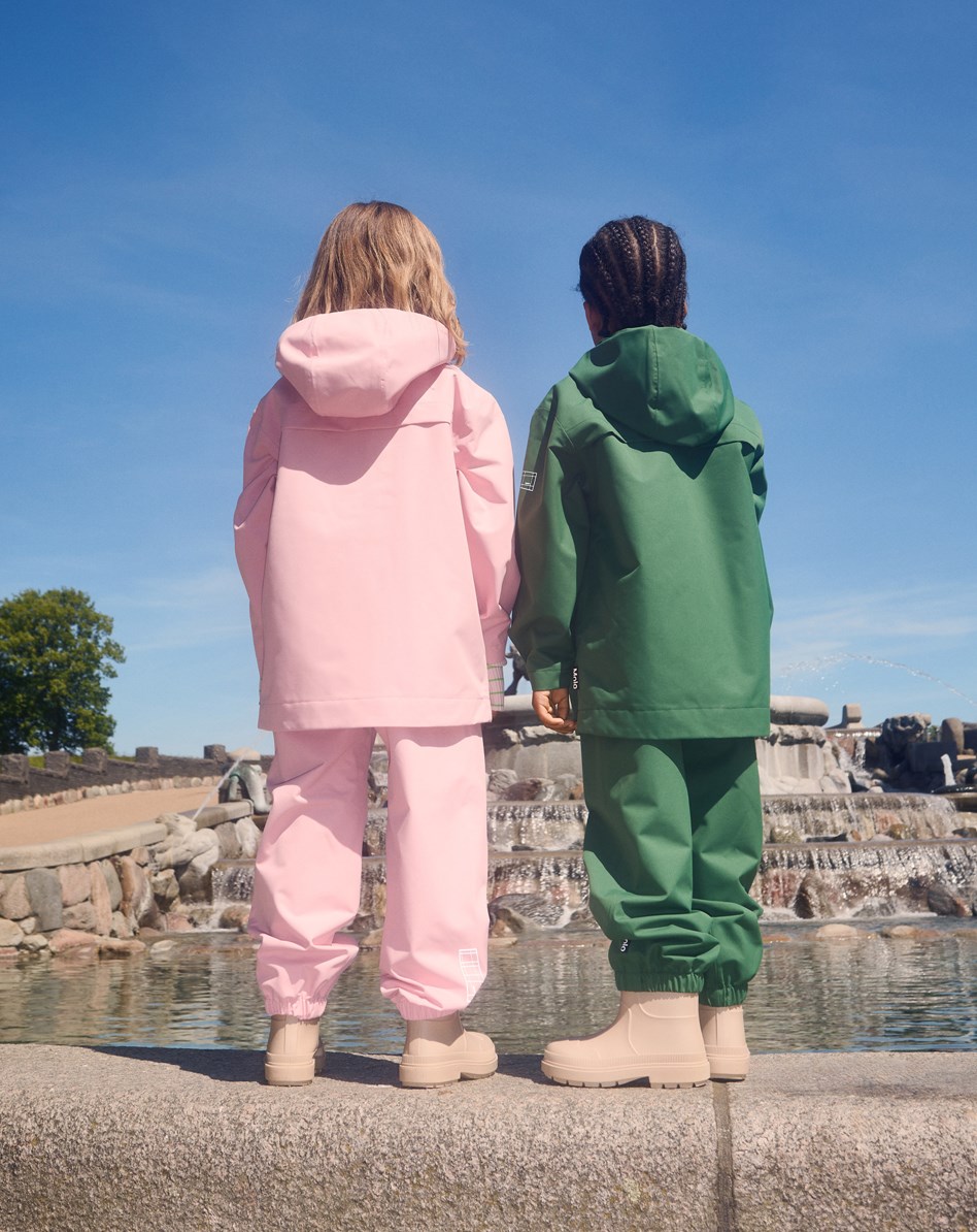 Windy - Rosequartz - Pink wind- and waterproof raincoat for children in recycled polyester with a detachable hood.