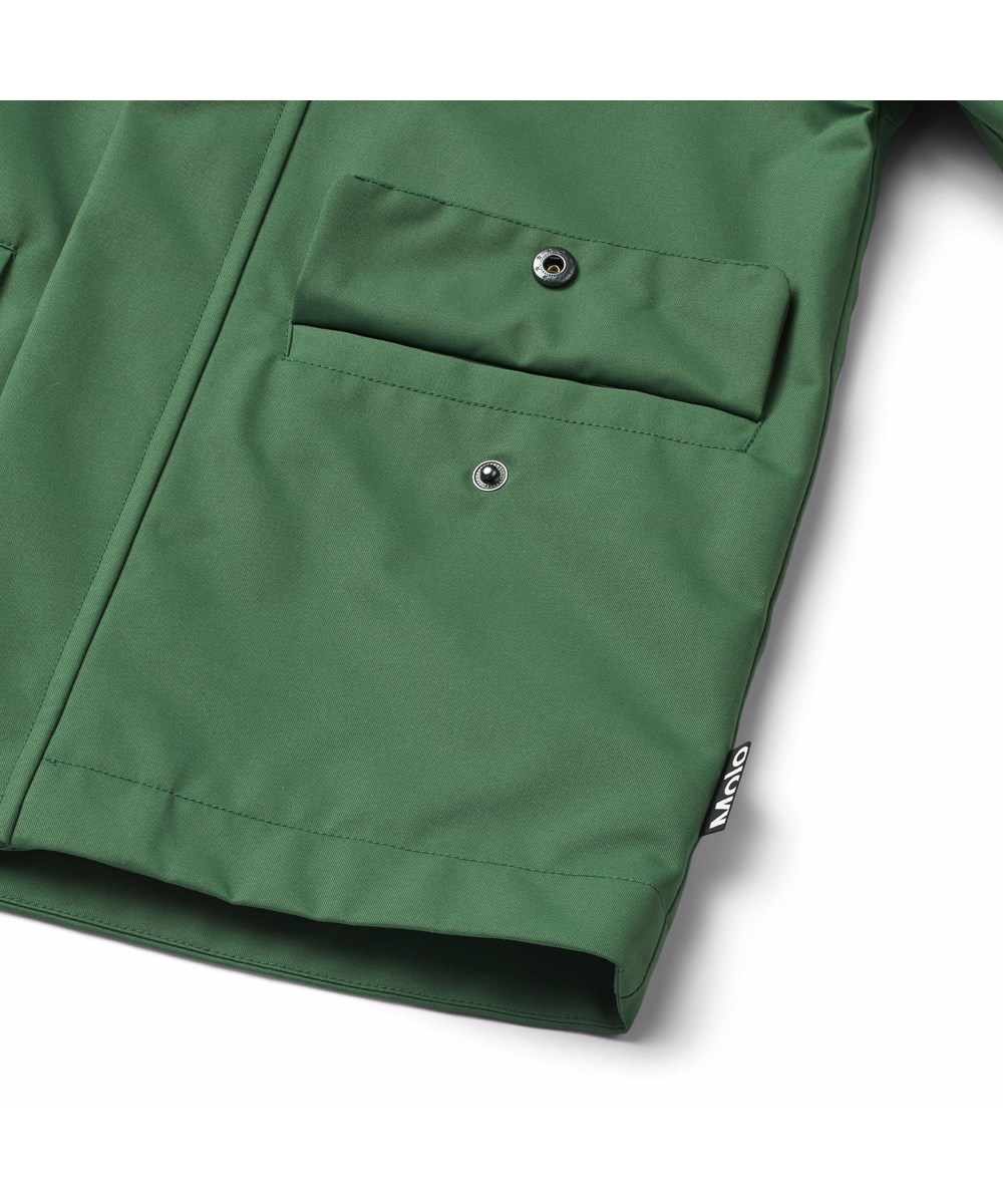 Windy - Rubber Tree - Green winde and waterproof raincoat for children in recycled polyester with detachable hood.