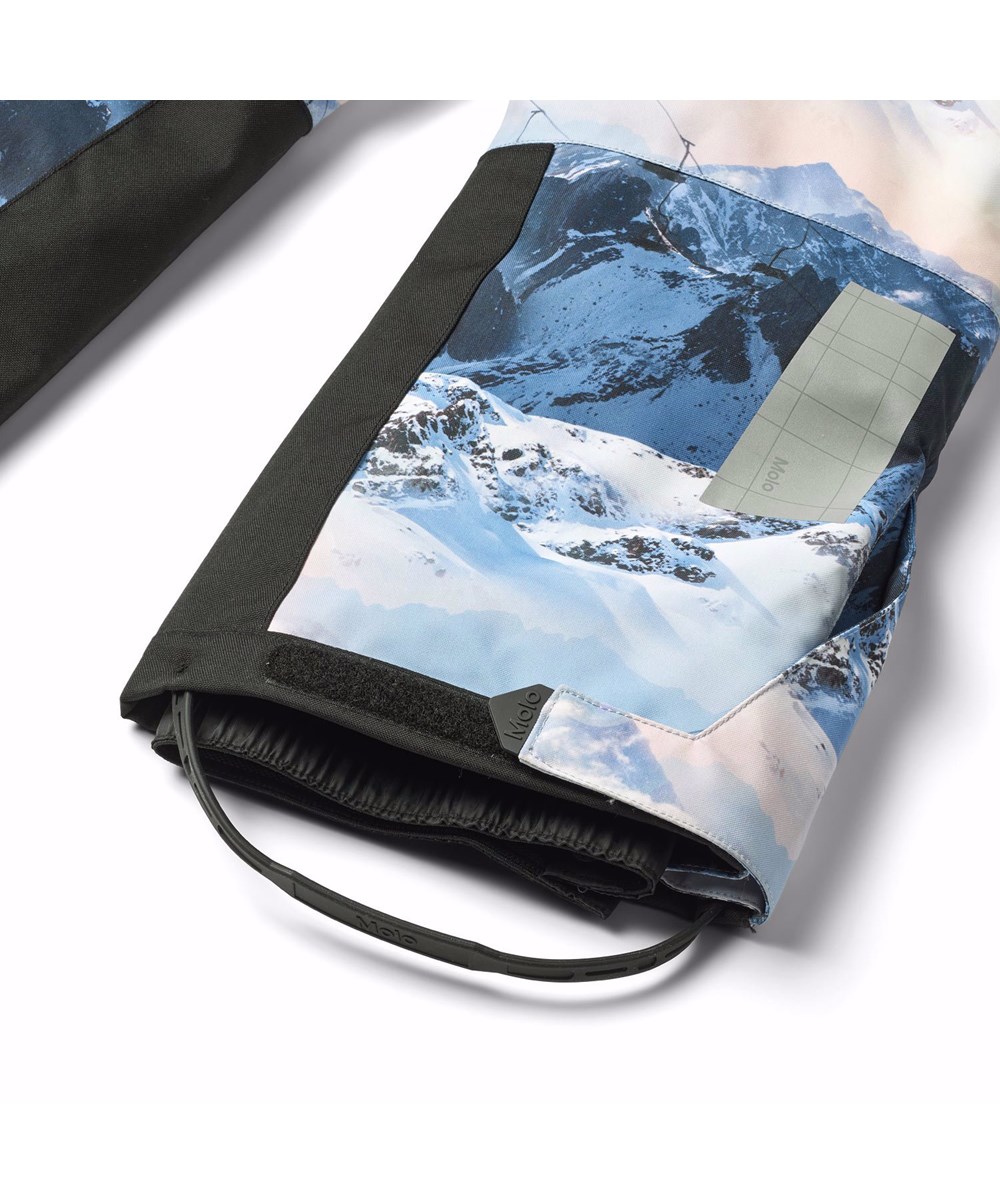 Hux - Mountain High - Children's snowsuit in recycled polyester with a winter landscape print in shades of blue.