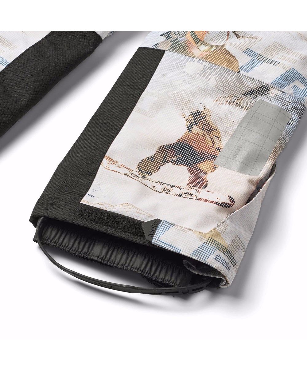 Hux - Spin 1260 - Children's snowsuit in recycled polyester with a pixel print of a cool snowboarder in the Alps.