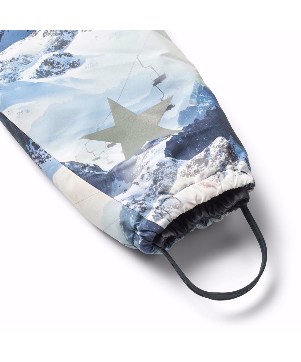 Pingo - Mountain High - Children's snowsuit in recycled polyester with a winter landscape print in shades of blue.