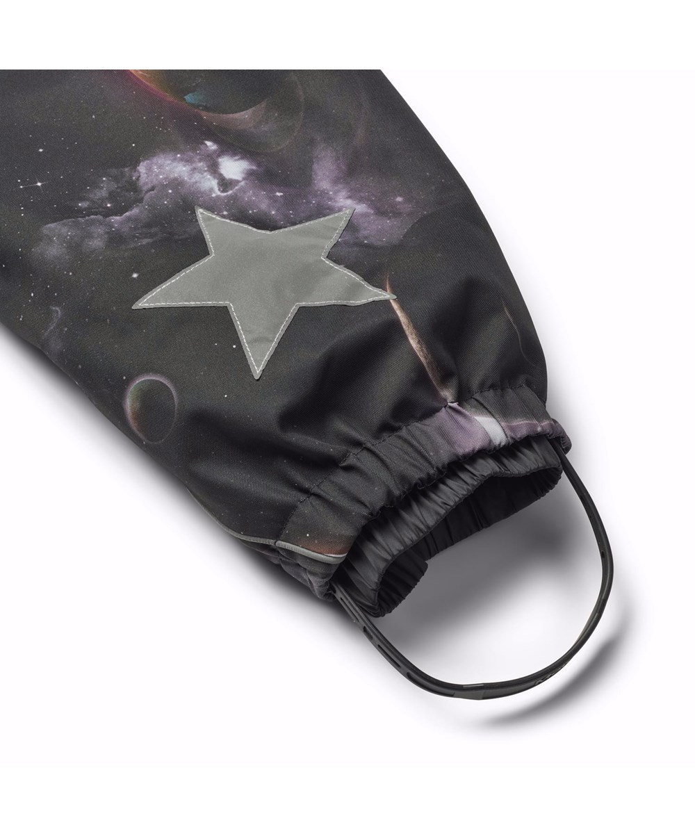 Polaris - Infinity - Children's snowsuit in black made from recycled polyester with a print of planets and the beautiful lights of space.