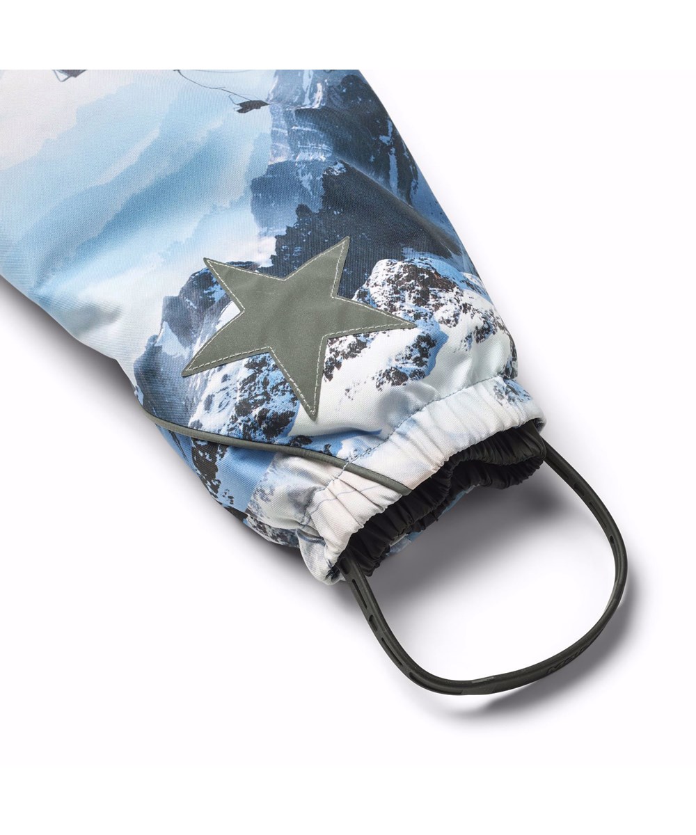 Pyxis - Mountain High - Children's snowsuit in recycled polyester with a winter landscape print in shades of blue.