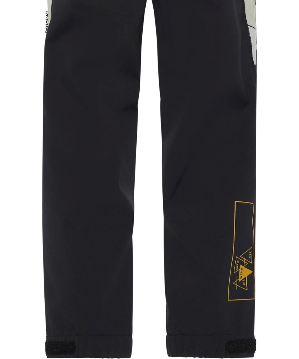 Haemon - Screenshot - Recycled beige softshell bukser med snowborder