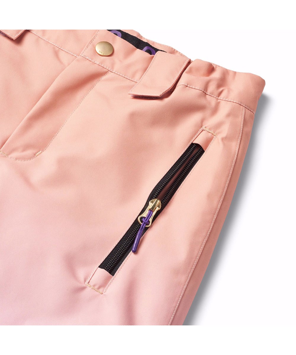 Jump Pro - Gradient Lilac - Vind- og vandtætte overtrækker til en kold vinter i genanvendt polyester, i orange, lyserød og pastellilla gradient farver. Bukserne er foret med 3M™ Thinsulate™