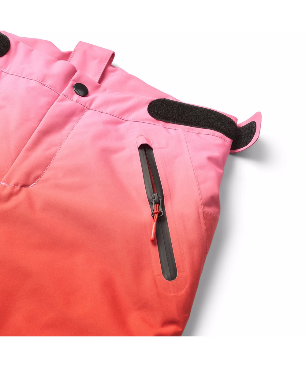 Jump Pro - Fiery Red - Vind- og vandtætte overtræksbukser til børn i røde gradient farver i genanvendt polyester og vatteret med 3M™ Thinsulate™.