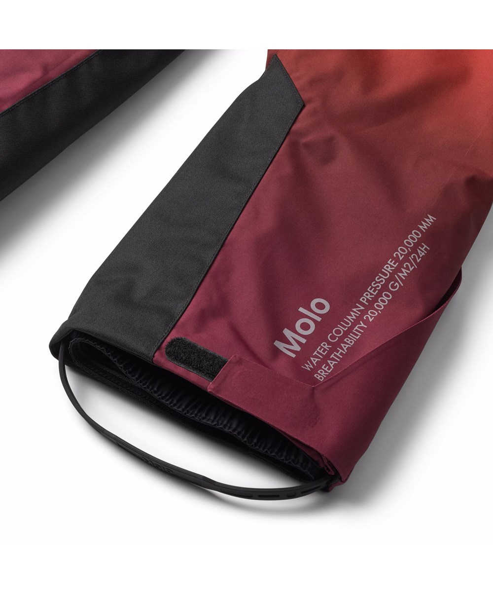 Jump Pro - Fiery Red - Vind- og vandtætte overtræksbukser til børn i røde gradient farver i genanvendt polyester og vatteret med 3M™ Thinsulate™.