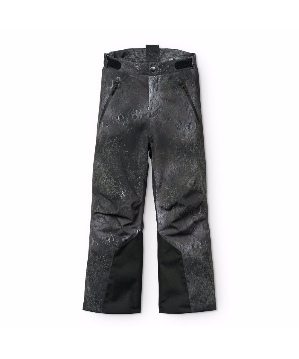 Jump Pro - Moon - Vind- og vandtætte overtræksbukser til børn i genanvendt polyester med et print af månens rå strukturer og dens mørke og lyse nuancer. Bukserne er vatteret med 3M™ Thinsulate™