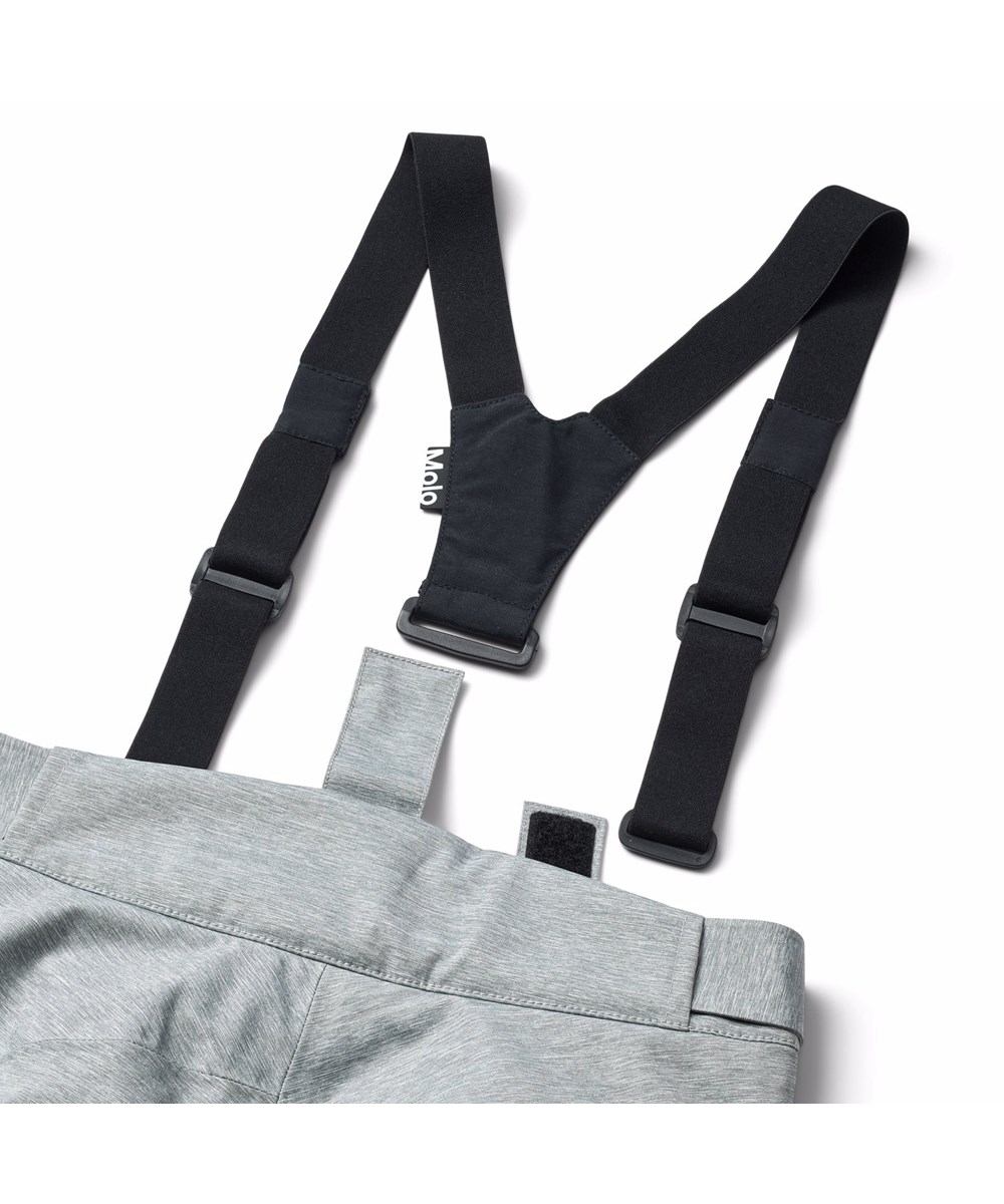 Jump Pro - Sunrise - Vind- og vandtætte overtræksbukser til børn i genanvendt polyester. Bukserne er grå, orange og blå med et print af snowboarder i alperne og vatteret med 3M™ Thinsulate™.