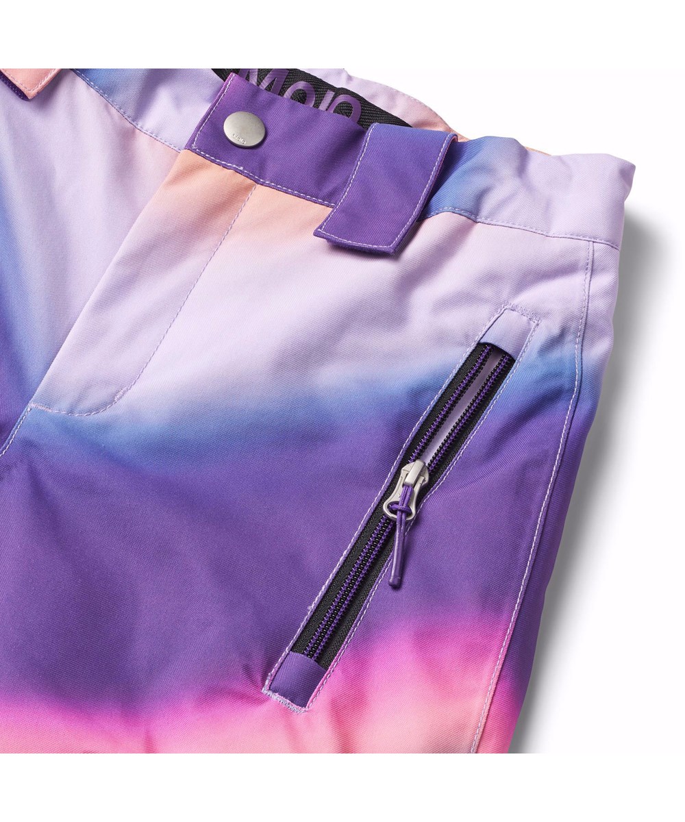 Jump Pro - Wavy Rainbow - Vind- og vandtætte overtrækker til en kold vinter i genanvendt polyester, med et multifarvet vævende grafitti print. Bukserne er foret med 3M™ Thinsulate™