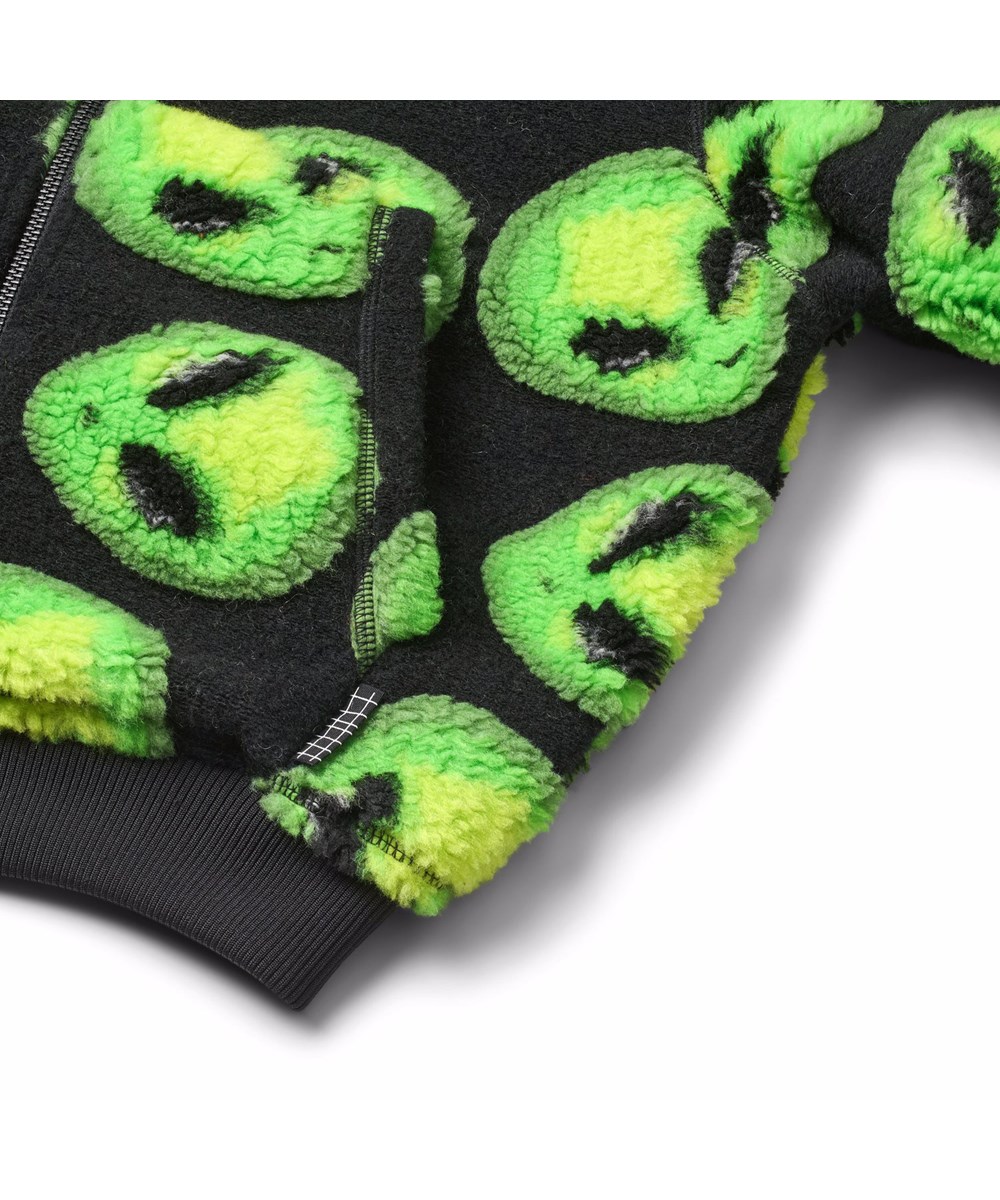 Hazzy - Alien Puff - Sort fleecejakke til børn i genanvendt polyester med neongrønne alien ansigter.