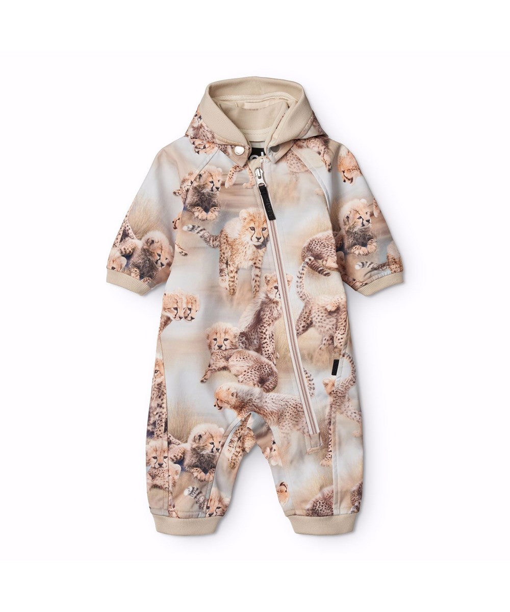 Hill - Cheetah Cubs - Blå og beige vind- og vandafvisende softshell dragt til babyer i genanvendt polyester med et farverigt print af gepard unger.