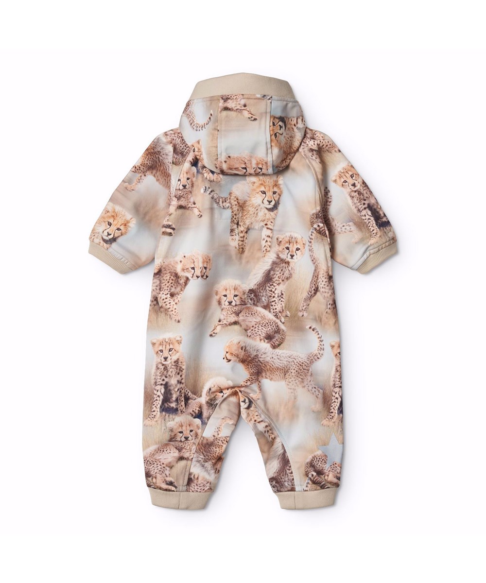 Hill - Cheetah Cubs - Blå og beige vind- og vandafvisende softshell dragt til babyer i genanvendt polyester med et farverigt print af gepard unger.