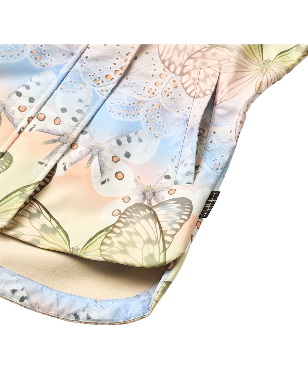 Hillary - Faded Butterflies - Vind- og vandafvisende jakke i genanvendt polyester med fleece foer og et sommerfugleprint i bløde pasteltoner til børn