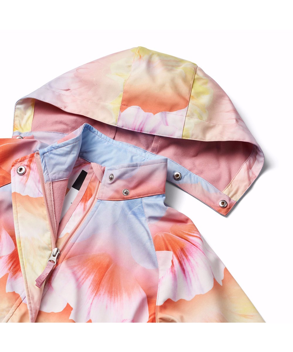 Hillary - Faded Petals - Lyserød vind- og vandafvisende softshell-jakke i genanvendt polyester med et farverigt print af blomsterblade