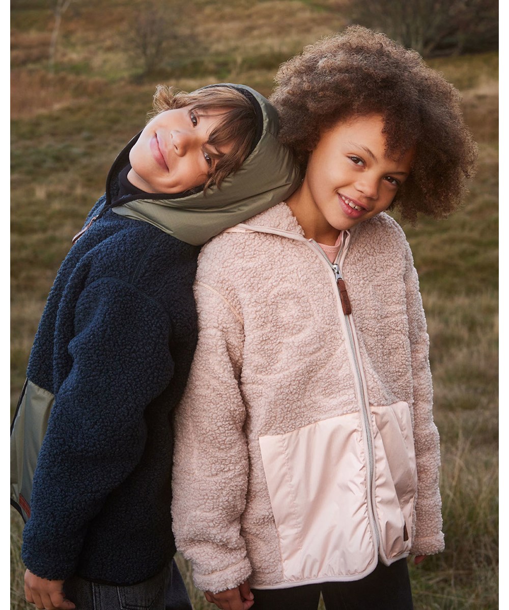 Uberto - Soft Mushroom - Lyserød fleecejakke med hætte i 100% genanvendt polyester