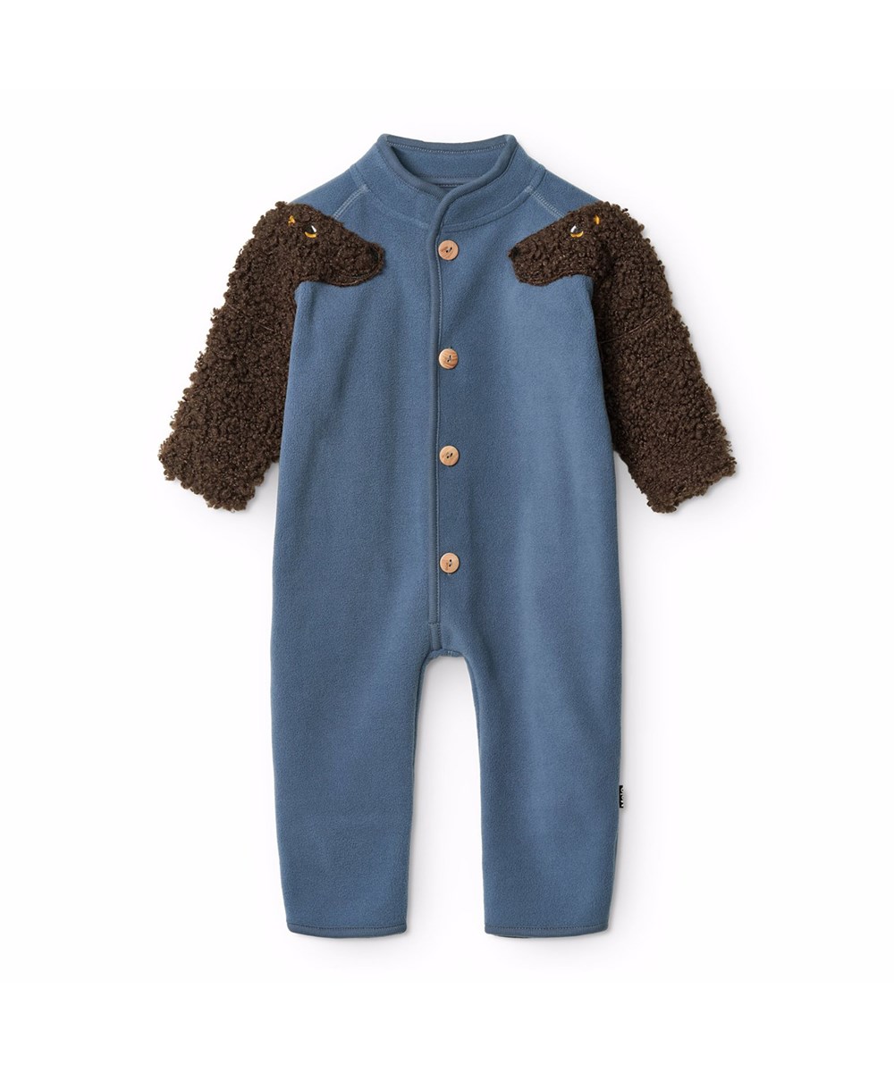 Udo - Evening Sky - Blå fleecedragt til de mindste i genanvendt polyester med praktisk knappelukning på fronten og søde brune hundeærmer.