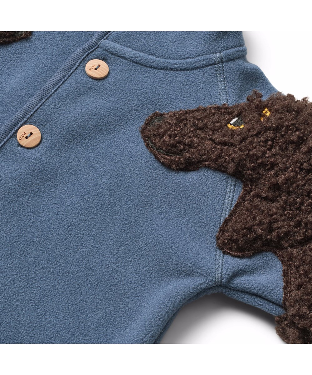 Udo - Evening Sky - Blå fleecedragt til de mindste i genanvendt polyester med praktisk knappelukning på fronten og søde brune hundeærmer.