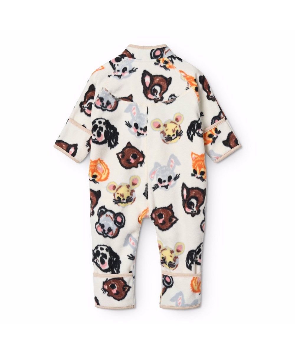 Udo - Itty Bitty Vanilla - Hvid fleecedragt til de mindste i genanvendt polyester, med praktisk knappelukning på fronten og print af søde dyr fra gamle tegnefilm.