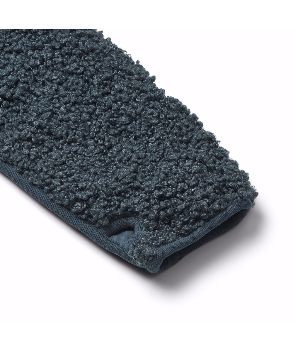 Ulan - Night Navy - Mørkeblå fleecejakke til børn i genanvendt polyester med flot ryg patch i slidstærkt nylon.