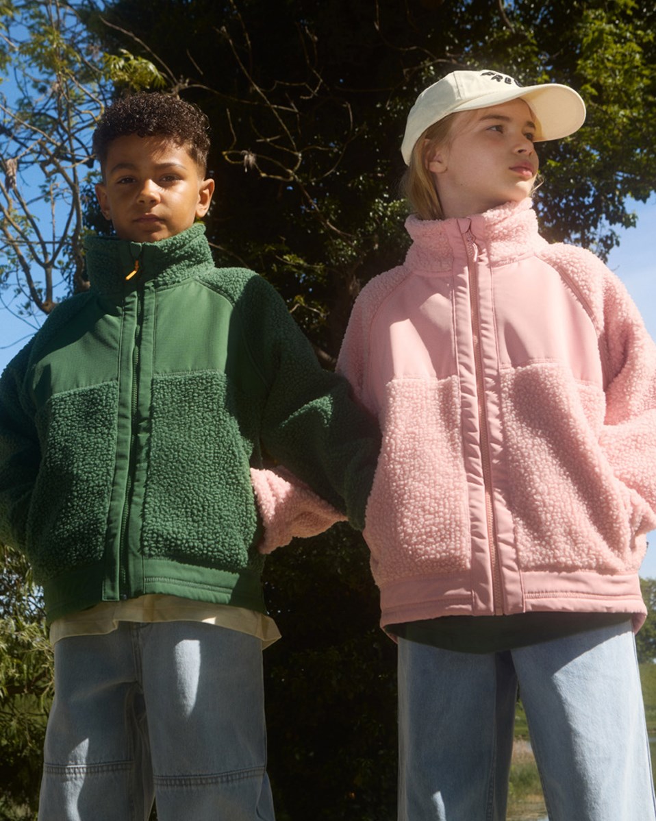 Usher - Rosequartz - Lyserød fleecejakke til børn i genanvendt polyester med frontlommer og slidstærke detaljer.