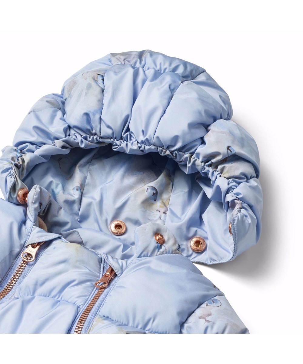 Hebe - Aquarelle Blue - Varm lyseblå babydragt med akvarelmalet katteansigteri genanvendt polyester. Dragten er velegnet som barnevognsdragt til de koldere dage