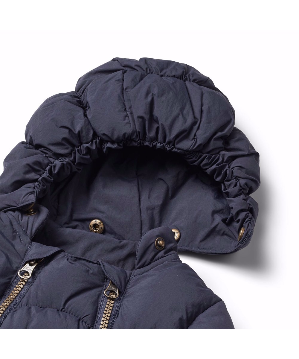 Hebe - Dark Night - Varm mørkeblå babydragt i genanvendt polyester. Dragten er velegnet som barnevognsdragt til de koldere dage