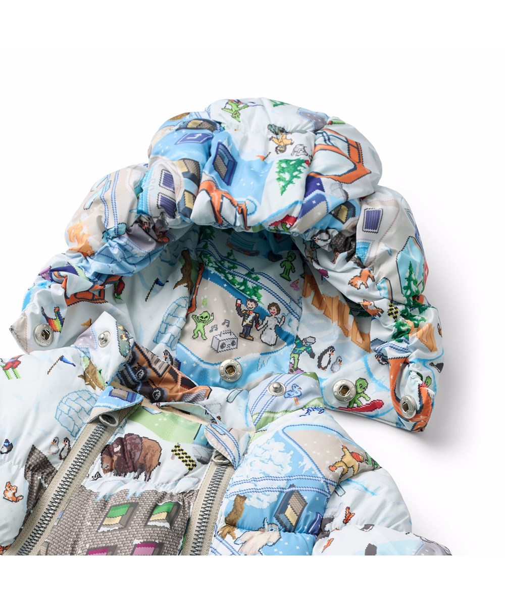 Hebe - Pixel Winter - Varm babydragt med et pixeleret print af den virkelige verden, sjove figurer fra Molo's kollektioner fremstillet i genanvendt polyester.