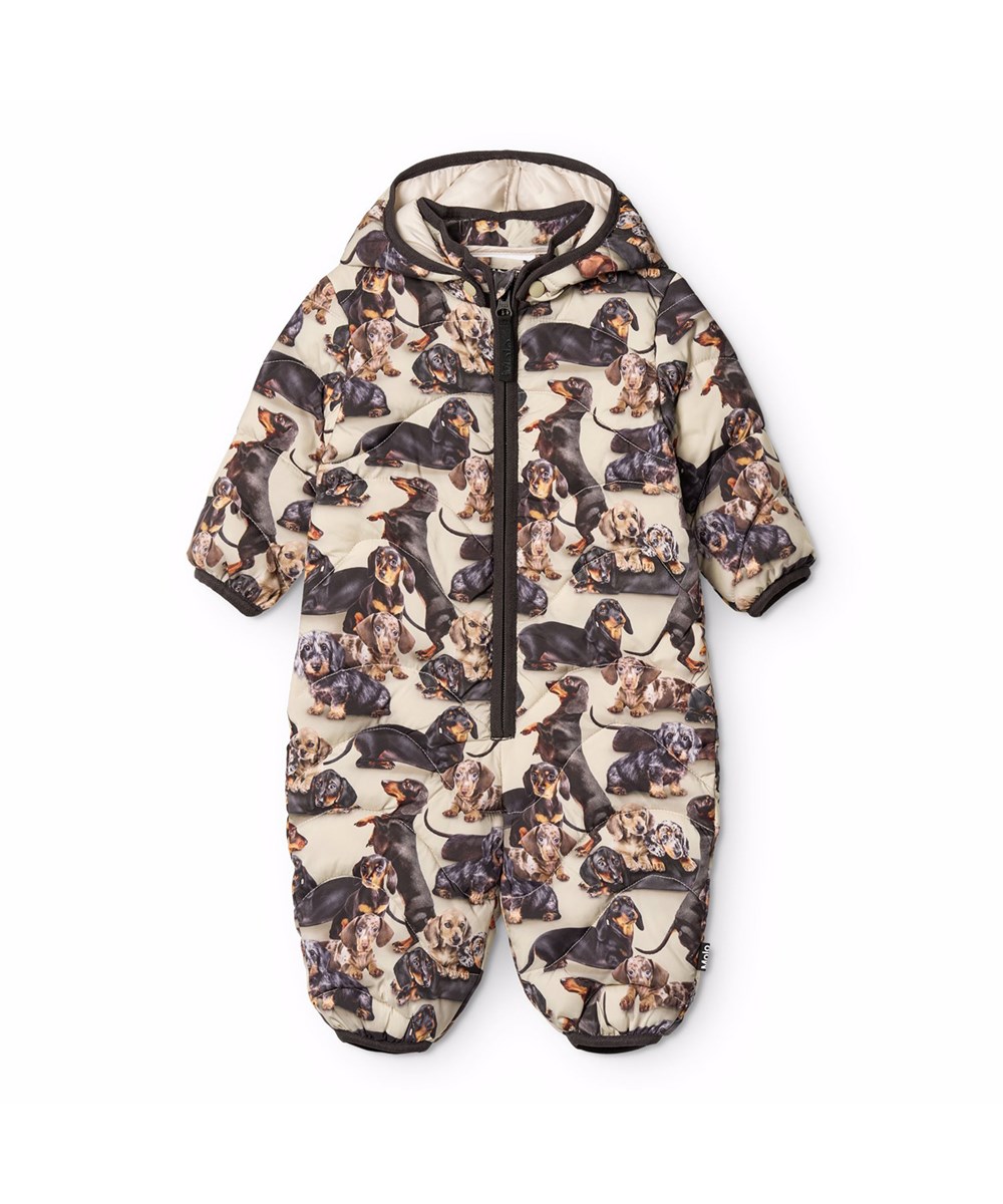 Honesty - Dashshund Soft - Vandafvisende quiltet dragt i genanvendt polyester til de mindste, med lyst foer, brune kanter og print af hunde i brune nuancer.