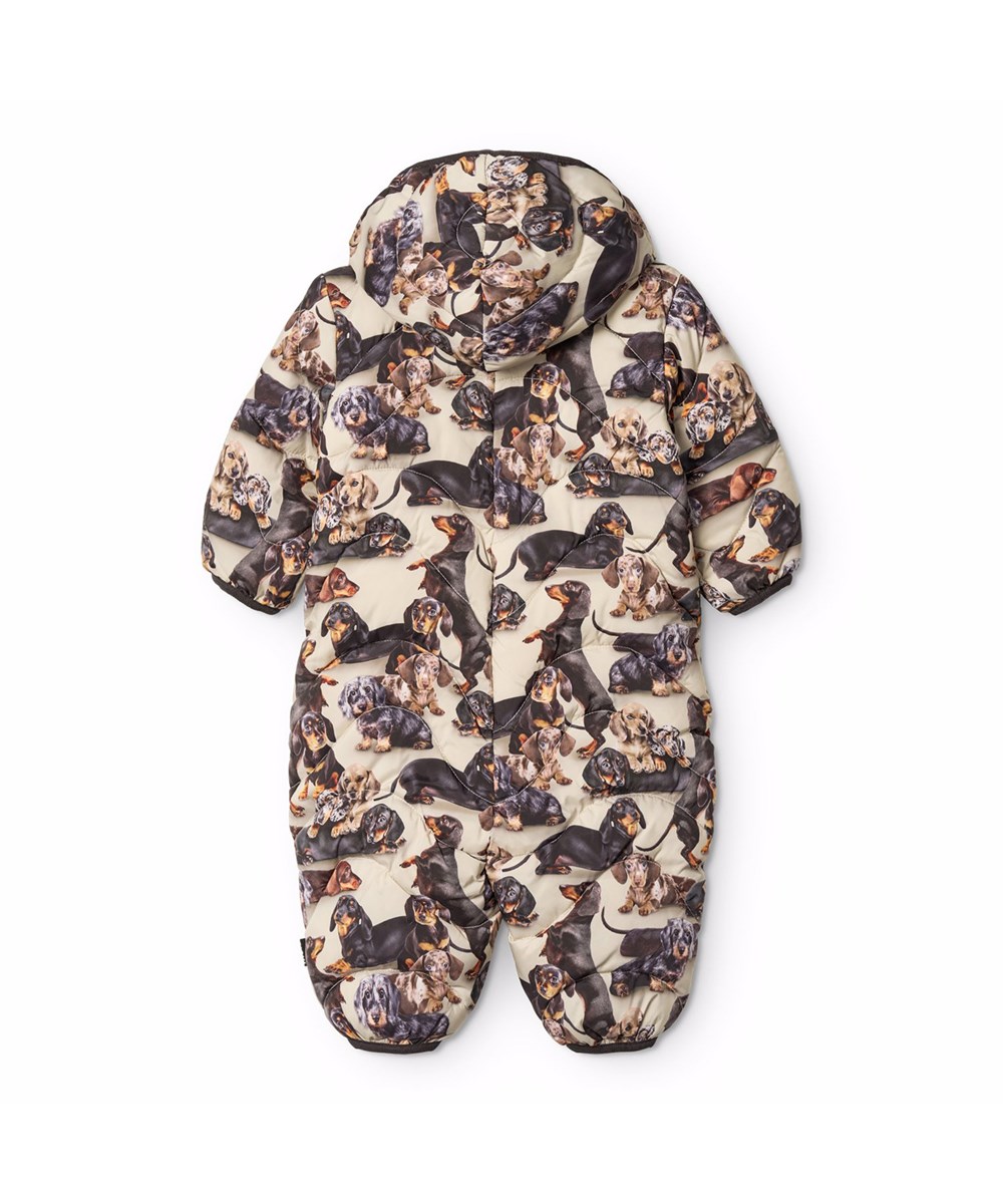 Honesty - Dashshund Soft - Vandafvisende quiltet dragt i genanvendt polyester til de mindste, med lyst foer, brune kanter og print af hunde i brune nuancer.